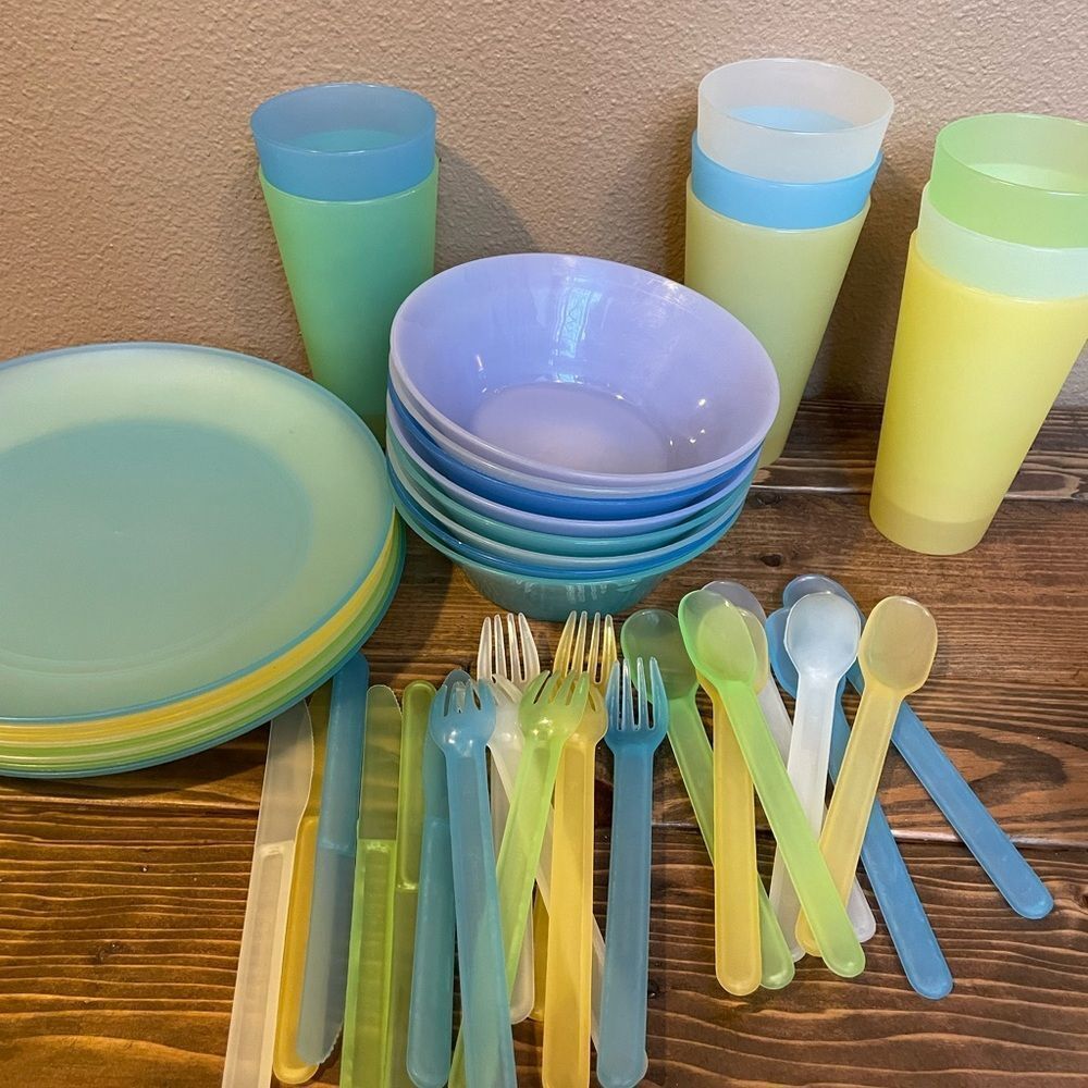 Vintage Pastel 32 Piece Plastic Dish Set